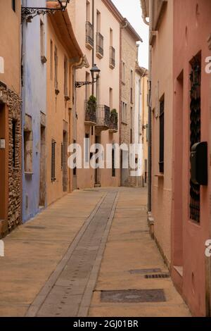 Colpo verticale di un vicolo tra vecchi edifici Foto Stock
