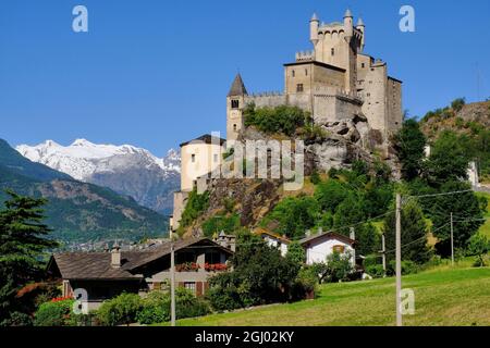 Montagne innevate, Castello di Saint Pierre, chiesa e case a Saint Pierre, Valle d'Aosta, Italia Foto Stock