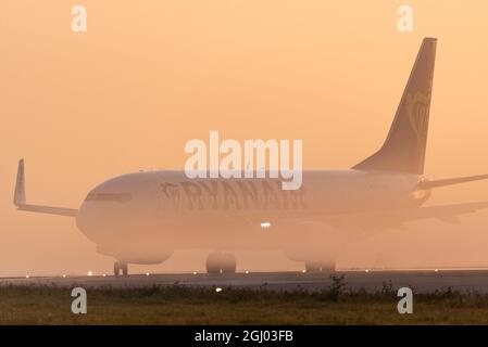 London Southend Airport, Essex, Regno Unito. 8 settembre 2021. La prima mattina 06:55 partenza Ryanair per Alicante (nella foto) e 07:15 a Palma di Maiorca sono decollato come il sole sorge per un'altra previsione calda e soleggiata giornata a Southend on Sea, con un folto strato di nebbia mattutina sul terreno. La compagnia aerea irlandese ha continuato a pianificare voli dall'aeroporto di Londra Southend dopo i blocchi COVID 19, ma ha annunciato che chiuderà la propria base alla fine di ottobre Foto Stock