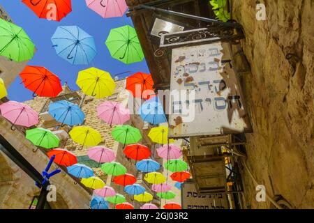 Gerusalemme, Israele - 30 agosto 2021: Cartello sinagoga e ombrelloni colorati (ombrelloni) su Yoel Moshe Solomon Street nella storica Nachalat Shiva ne Foto Stock