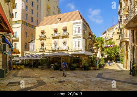 Gerusalemme, Israele - 31 agosto 2021: Scena di Piazza Sion, con lo storico Hotel Sion e i visitatori, nel centro di Gerusalemme, Israele Foto Stock