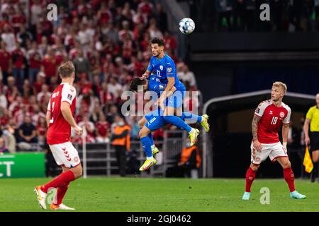 Copenaghen, Danimarca. 07 settembre 2021. Manor Solomon (11) e Sun Menachem (12) di Israele si scontrano durante la Coppa del mondo UEFA tra Danimarca e Israele al Parken di Copenhagen. (Photo credit: Gonzales Photo - Dejan Obretkovic). Foto Stock