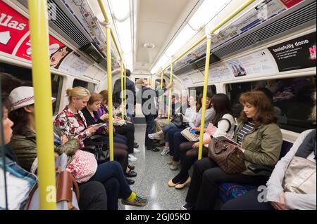 Passeggeri, su un treno della Northern Line in direzione sud, Londra, Regno Unito. 27 ago 2011 Foto Stock