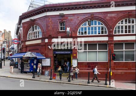 All'esterno della stazione della metropolitana di Hampstead, la stazione della metropolitana più profonda della rete metropolitana di Londra, a 58.5 metri (192 piedi) sotto il livello del suolo. La stazione è stata progettata dall'architetto Leslie Green, è stata aperta il 22 giugno 1907. Hampstead Tube Station, Hampstead, Londra, Regno Unito. 27 ago 2011 Foto Stock