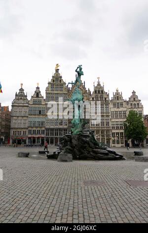 Anversa, Belgio - 17 giugno 2013: Statua di Brabo e la mano del gigante con le Guildhouses del XVI secolo al Grote Markt di Anversa in un'estate nuvolosa Foto Stock