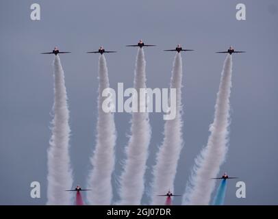 Il team di visualizzazione delle frecce rosse si esibisce al Bournemouth Air Show 2021 Foto Stock