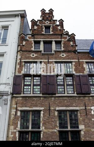 Case di Guildhouses del XVI secolo al Grote Markt di Anversa in una nuvolosa giornata estiva. Foto Stock