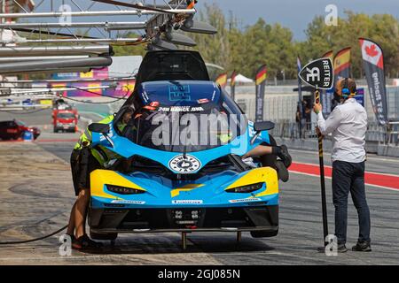 BARCELLONA, SPAGNA, 4 settembre 2021 : una sosta regolare per una X-BOW blu KTM durante la 24h Series, un campionato internazionale di corse a lunga distanza per GT Foto Stock