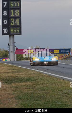 BARCELLONA, SPAGNA, 4 settembre 2021 : fuori dalla pit lane durante la 24h Series, un campionato internazionale di corse a lunga distanza per le vetture GT e Touring Foto Stock