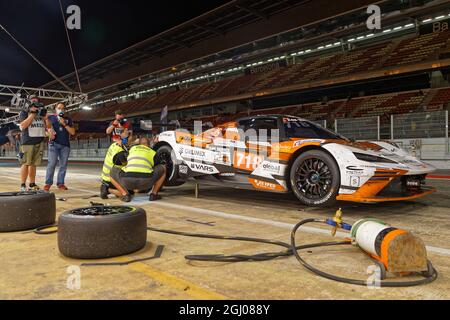 BARCELLONA, SPAGNA, 4 settembre 2021 : i pneumatici cambiano di notte durante la 24h Series, un campionato internazionale di corse a lunga distanza per GT e Touring ca Foto Stock