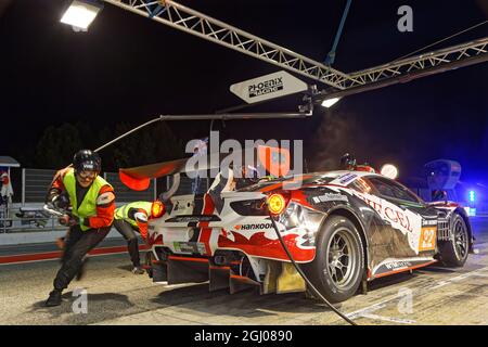 BARCELLONA, SPAGNA, 4 settembre 2021 : i pneumatici cambiano di notte durante la 24h Series, un campionato internazionale di corse a lunga distanza per GT e Touring ca Foto Stock