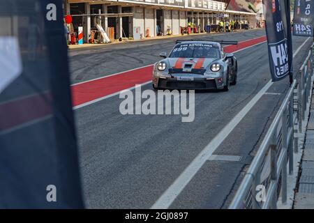 BARCELLONA, SPAGNA, 5 settembre 2021 : Porsche 911 nella pitlane durante la 24h Series, un campionato internazionale di corse a lunga distanza per GT e Touri Foto Stock