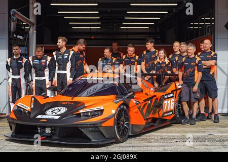 BARCELLONA, SPAGNA, 4 settembre 2021 : presentazione del team KTM prima della gara. La 24h Series è un campionato internazionale di corse a lunga distanza per GT A. Foto Stock