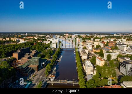 Fiume Aurajoki, mattinata estiva a Turku Foto Stock