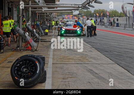 BARCELLONA, SPAGNA, 4 settembre 2021 : una sosta regolare per una Mercedes AMG durante la 24h Series, un campionato internazionale di corse a lunga distanza per GT An Foto Stock