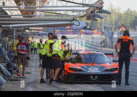 BARCELLONA, SPAGNA, 5 settembre 2021 : KTM X-Bow pit stop durante 24h Series, un campionato internazionale di corse a lunga distanza per le vetture GT e Touring. Foto Stock