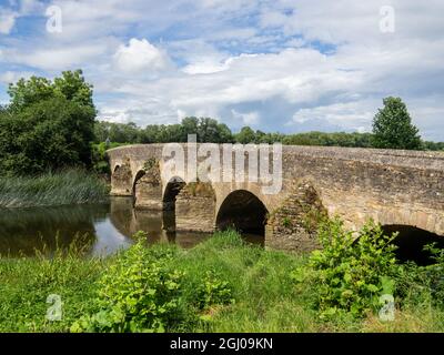 Vista estiva del ponte sul fiume Great Ouse, Felmersham, Bedfordshire; risale al 1818. Foto Stock