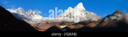 Sera tramonto rosso vista del monte Everest, Lhotse e ama Dablam, valle di Khumbu, Solukhumbu, Nepal Himalaya montagne Foto Stock