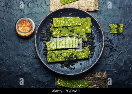 Seafood multi snack from kelp and spirulina. Algae chips. Vegan food.Dry seaweed Foto Stock