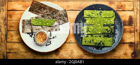 Spuntini a base di pesce da kelp e spirulina. Chip di alghe. Vegan food.Dry alghe Foto Stock