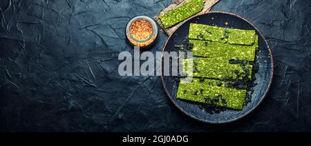 Multi snack di pesce da kelp e spirulina. Schegge di alghe. Cibo vegano. Foto Stock