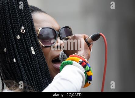 Marvina Newton - co-fondatore di Black Lives Matter - parla a una protesta XR fuori dalla Banca d'Inghilterra, 27 agosto 2021. Foto Stock