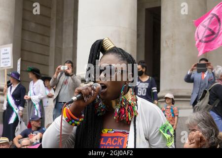 Marvina Newton - co-fondatore di Black Lives Matter - parla a una protesta XR fuori dalla Banca d'Inghilterra, 27 agosto 2021. Foto Stock