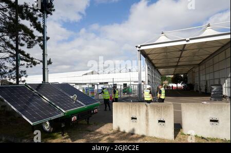 I lavori di costruzione iniziano nel villaggio temporaneo nel parcheggio del SEC Campus per la prossima conferenza sul clima COP26 a Glasgow, Scozia. Foto Stock