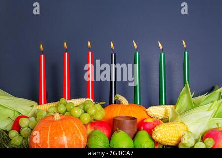 Kwanzaa afro-americano vacanza. Mais, ciotola e raccolto. Foto Stock