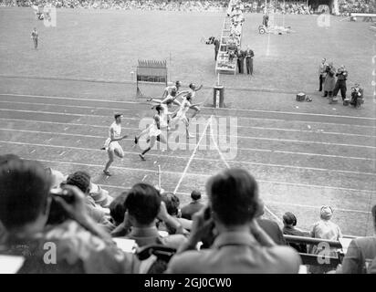 Il finale dei 100 metri nello Stadio Olimpico di Helsinki , mostrando (da sinistra a destra), J Treloar (Australia), e McDonald Bailey (Gran Bretagna) che era terzo, F Dean Smith (USA) quarto, L Remigino (USA) primo in 10.4 sec, Herb McKenley (Giamaica) secondo, E V Soukharev (URSS) 22 luglio 1952 Foto Stock