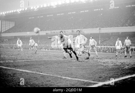 European Fairs Cup semi-finale 1° tappa. Arsenal V Ajax Eddie Kelly dell'Arsenal (al centro) testa la palla via durante un attacco Ajax nella semifinale della European Fairs Cup ad Highbury. All'estrema sinistra c'è Charlie George e a destra Frank McLintock: E all'estrema destra (sfondo) c'è Jon Sammels. 8 aprile 1970 Foto Stock