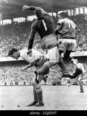 1958 Coppa del mondo Brasile / Svezia Kalle Svensson, il portiere svedese assistito da Tulle Gustafsson lotta per la palla con Pele durante la finale della Coppa del mondo a Stoccolma, Svezia. 30 giugno 1958. Foto Stock