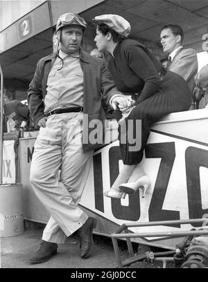 Il campione del mondo pilota Juan Manuel Fangio rapito dall'hotel a l'Avana da ribelli cubani armati 24 febbraio 1958 Foto: Fangio e sua moglie a Silverstone 1954 Foto Stock