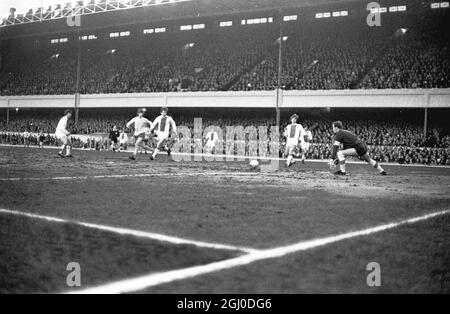 European Fairs Cup semi-finale 1° tappa. Arsenal V Ajax Hulshoff (Ajax), (No.4 Center) testa la palla libera durante la partita a Highbury. Sulla sinistra c'è George Graham (Arsenal) e sulla destra c'è Suurbier (Ajax). Al limite a destra si trova Vasovic (Ajax). Londra - 8 aprile 1970. Foto Stock