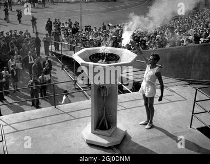 Olympic Games 1948 Londra, Inghilterra il faro è illuminato da una fiamma per segnare l'apertura dei Giochi Olimpici a Wembley. 29 luglio 1948. Foto Stock