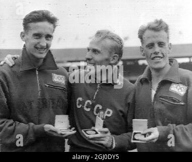 Melbourne Olympic Games 1956 vincitori della finale di 5000m Vladimir Kuts (centro) con la sua medaglia d'oro, Gordon Pirie (a sinistra) con argento e Derek Ibbotson di Gran Bretagna con il bronzo. 28 novembre 1956 Foto Stock