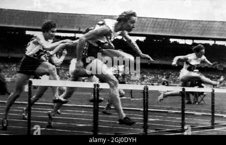 Melbourne Olympic Games 1956 l'Australia Shirley Strickland (in primo piano) salta l'ultimo ostacolo sulla strada per vincere la donna 80 m ostacoli corsa in un nuovo record mondiale di tempo di 10,8 secondi. Il secondo fu G. Kohler (Germania) a destra, e Norah Thrower (sinistra) dell'Australia ottenne la medaglia di bronzo. 28 novembre 1956 Foto Stock