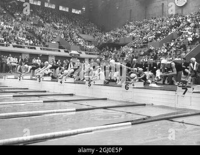 Giochi olimpici del 1948 -scaldare uno dei 400 m di relè per il nuoto femminile all'Empire Pool di Wembley, Londra - nella prima settimana la piscina Empire fu utilizzata per il nuoto, le immersioni e gli eventi di polo d'acqua , Nella seconda settimana la piscina è stata drenata e un palco è stato messo sopra il bacino in modo che gli eventi di pugilato potrebbe essere organizzato nella stessa arena 4 agosto 1948 Foto Stock