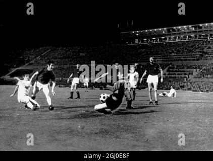 Campionato europeo 1968 - azione nel replay del Campionato europeo tra Italia (magliette scure) e Jugoslavia a Roma. Segnando due gol nella prima mezz'ora, l'Italia ha vinto il Campionato con due gol a zero. La prima partita disputata il sabato ha portato ad un pareggio di 1-1 dopo che era stato giocato tempo supplementare. 10 giugno 1968 Foto Stock