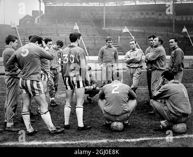 Addestramento del Chelsea FC per la cravatta di coppa contro Northampton. Tommy Dochrety, direttore del Chelsea, parla con il team prima di allenarsi a Stamford Bridge. 7 gennaio 1965. Foto Stock