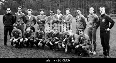 Zeist, Olanda : radunati al centro dello sport della Royal Netherlands Football Association all'inizio di questa settimana sono un gruppo di giocatori da cui sarà scelto il lato nazionale per giocare l'Unione Sovietica. Ci saranno assentees notevoli dalla squadra, a seguito di una decisione della Associazione di Football olandese di non scegliere alcun membro della squadra di Amsterdam dopo il loro rifiuto di comparire al centro di formazione. Ciò è dovuto al fatto che il compagno di squadra Piet Kiezer è stato punito per un affare durante la partita internazionale contro la Jugoslavia. I membri del gruppo nella foto sono (prima fila da sinistra) Wery, Phalp Foto Stock