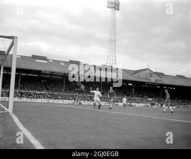 Peter Bonetti, portiere del Chelsea, salta a prendere la palla mentre Jim Storrie, il centro Leeds United, guarda avanti. 19 settembre 1964. Foto Stock