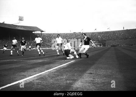 Inghilterra contro Scozia Inghilterra portiere Ron Springett di Sheffield Mercoledì, collide con la Scozia all'esterno di sinistra DAVIE Wilson di Glasgow Rangers durante la partita internazionale al Wembley Stadium. 15 aprile 1961. Foto Stock