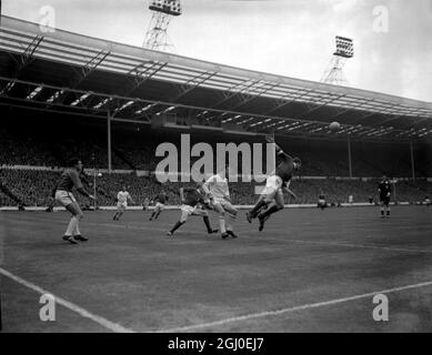 1963 fa Cup Final Manchester United V Leicester City. Manchester United Center in avanti David herd (in primo piano a destra) testa la palla. All'estrema sinistra si trova Dennis Law Manchester United all'interno a sinistra. Manchester United ha battuto Leicester City 3-1 per vincere la fa Cup. 25 maggio 1963. Foto Stock