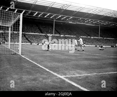 1963 fa Cup Final Manchester United V Leicester City. Dennis Law, Manchester United's Inside left (estrema destra, a terra) segna il primo goal per il suo team, mentre due difensori di Leicester City non identificati guardano il portiere Gordon Banks diving invano. Manchester United ha battuto Leicester City 3-1 per vincere la fa Cup. 25 maggio 1963. Foto Stock