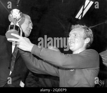 1966 Coppa del mondo Inghilterra / Germania Ovest Inghilterra il capitano Bobby Moore detiene orgogliosamente il trofeo della Coppa del mondo dopo che l'Inghilterra aveva sconfitto la Germania Ovest 4-2 nella finale della Coppa del mondo a Wembley. 30 luglio 1966. Foto Stock