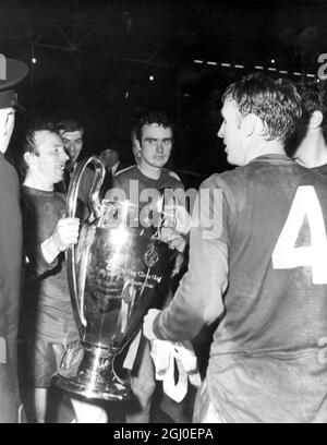 1968 finale della Coppa europea dopo la presenazione, i giubilanti giocatori del Manchester United festeggiano con la Coppa europea, a sinistra c'è Nobby Stiles, e a destra (4) Pat Crand. 29 maggio 1968. Foto Stock