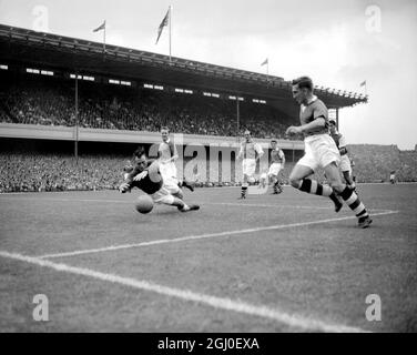 Kelsey, portiere di Arsenal e Chelsea Arsenal, si tuffa in un colpo a gol dal centro di Chelsea, in avanti, Roy Bentley durante la prima partita della Division League ad Highbury. Da sinistra a destra sono: O'Connell, Chelsea dentro a destra, Kelsey, portiere dell'Arsenal, Blunstone, Chelsea fuori a sinistra, Barnes, Arsenal indietro a destra, Tapscott, Arsenal dentro a destra, Bentley, Chelsea Centre Forward, e Fotheringham, Arsenal Centre Half. 27 agosto 1955. Foto Stock