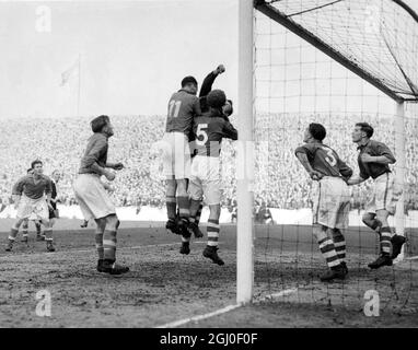 Left Half Paisley segna il primo gol di Liverpool nella partita semifinale della fa Cup contro Everton. Burnett il portiere Everton e Falder sono visti facendo uno sforzo per prevenire l'obiettivo. Aprile 1950. Foto Stock