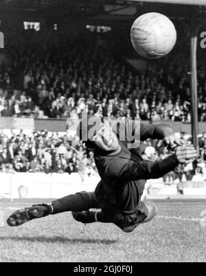 Chelsea v Blackburn Rovers Peter Bonetti, il portiere del Chelsea, fa uno spettacolare salvataggio di volo durante la partita Chelsea v Blackburn Rovers allo Stamford Bridge. 3 ottobre 1964. Foto Stock